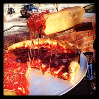 รูปภาพถ่ายที่ Little Chicago Pizzeria &amp;amp; Grill โดย Brad H. เมื่อ 3/10/2012