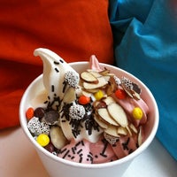 Das Foto wurde bei Yobot Frozen Yogurt von Tom B. am 3/11/2012 aufgenommen