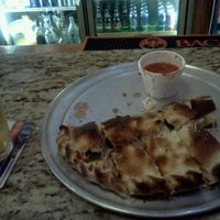 Foto tirada no(a) Sam&amp;#39;s Pizza por Kevin D. em 1/27/2012