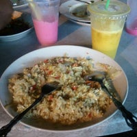 Photo taken at Sedap Rasa Indon- Thai Muslim Seafood @ Blk 2A Woodlands Centre Road by Sulaiman J. on 8/14/2011