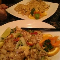 Das Foto wurde bei Royal Thai Cuisine von Madelyn S. am 7/5/2012 aufgenommen