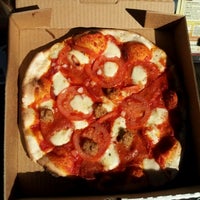 7/8/2012 tarihinde Meee M.ziyaretçi tarafından Tuscan Stone Pizza'de çekilen fotoğraf