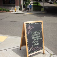 รูปภาพถ่ายที่ Coffee Tree โดย Robby D. เมื่อ 7/10/2012
