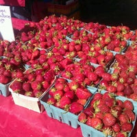 Foto tomada en Morton Grove Farmers&amp;#39; Market  por Emily S. el 6/2/2012