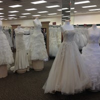 รูปภาพถ่ายที่ David&amp;#39;s Bridal โดย Rubina F. เมื่อ 6/23/2012