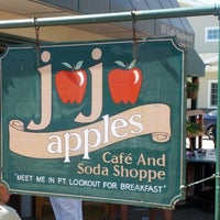 Foto tomada en JoJo Apples Cafe &amp; Soda Shoppe  por Mark C. el 9/9/2012