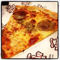 Foto tomada en Flippin&amp;#39; Pizza Reston  por Patrick S. el 11/10/2011