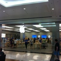 Photo taken at Apple Hornsby by Mike G. on 10/22/2011