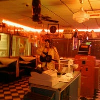Foto tirada no(a) 63 Diner por Julie C. em 9/8/2011