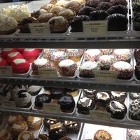 รูปภาพถ่ายที่ Crumbs Bake Shop โดย Kevin เมื่อ 4/12/2012
