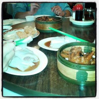 Photo taken at Hing Lung Restaurant by ᴡ S. on 8/12/2012