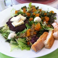 รูปภาพถ่ายที่ Saladerie Gourmet Salad Bar โดย Lu M. เมื่อ 6/13/2012