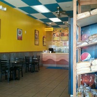 1/5/2012 tarihinde Melica J.ziyaretçi tarafından Golden Krust Caribbean Restaurant'de çekilen fotoğraf