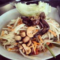 Foto tomada en Thai Bistro &amp; Sushi  por Jake W. el 6/21/2012