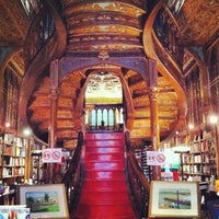Das Foto wurde bei Livraria Lello von Carlos F. am 4/11/2012 aufgenommen