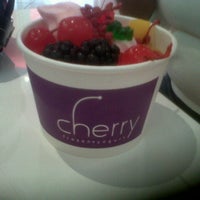 รูปภาพถ่ายที่ Cherry Frozen Yogurt โดย Fernando H. เมื่อ 7/13/2012