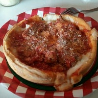 Foto tomada en South of Chicago Pizza and Beef  por Casey B. el 12/23/2011