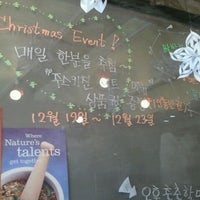 Photo taken at Ju&#39;s kitchen by 숙용 장. on 12/12/2011