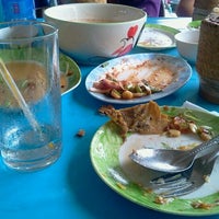 Photo taken at ส้มตำ ไก่หมุน 5 ราว (Thai Spicy Salad &amp;amp; Grilled Chicken) by TwoKizz on 11/10/2011