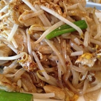 Снимок сделан в Tepthida Khmer Restaurant пользователем Kanika V. 2/15/2012
