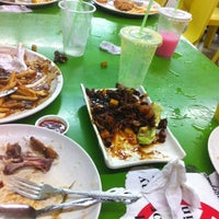 Photo taken at Sedap Rasa Indon- Thai Muslim Seafood @ Blk 2A Woodlands Centre Road by Sani Z. on 10/6/2011