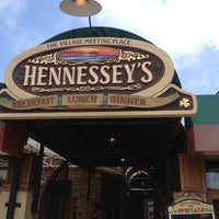 Foto tomada en Hennessey&amp;#39;s Tavern  por J B. el 7/31/2012
