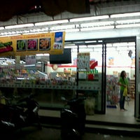 Photo taken at 7-Eleven (เซเว่น อีเลฟเว่น) by 🍒KhunJira . on 10/10/2011