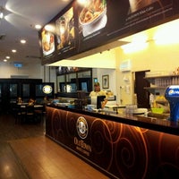 Photo taken at OldTown White Coffee by Mohd Hatta A. on 8/31/2011
