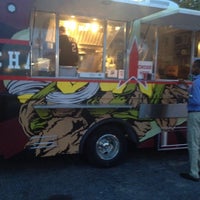 Foto tomada en Champion Cheesesteaks Food Truck  por Elaine B. el 5/16/2012