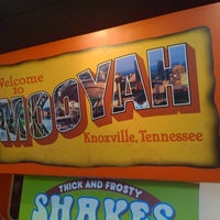 รูปภาพถ่ายที่ MOOYAH Burgers, Fries &amp; Shakes โดย Bryan C. เมื่อ 7/30/2011