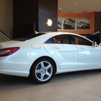 Das Foto wurde bei Mercedes-Benz of Chicago von Gary B. am 8/6/2012 aufgenommen