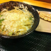 Photo taken at はなまるうどん 新橋第一ホテル前店 by Ken O. on 7/17/2012