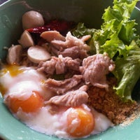 Photo taken at ก๋วยเตี๋ยวไข่ลวก ศศมน by TeTeeZa T. on 10/15/2011