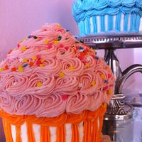 10/22/2011 tarihinde Jim M.ziyaretçi tarafından Little Cake Bakery'de çekilen fotoğraf