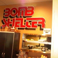 รูปภาพถ่ายที่ The Bombshelter Pub โดย Leanne เมื่อ 9/27/2011