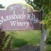 รูปภาพถ่ายที่ Massbach Ridge Winery โดย Adam B. เมื่อ 9/2/2011