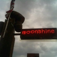 รูปภาพถ่ายที่ Moonshine โดย Greg B. เมื่อ 11/13/2011