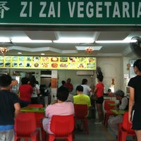 Photo taken at Zi Zai Vegetarian 自在齋 by Fee Yang C. on 7/31/2011