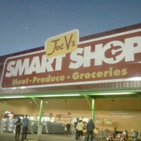 Foto tomada en Joe V&amp;#39;s Smart Shop  por Richard O. el 12/1/2011