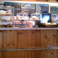 Foto tomada en Lakeshore Coffee &amp;amp; Specialties  por Ray E. el 3/18/2012