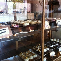 10/22/2011 tarihinde Jim M.ziyaretçi tarafından Little Cake Bakery'de çekilen fotoğraf