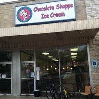 Photo taken at Chocolate Shoppe Ice Cream Skokie by CJ W. on 8/30/2011