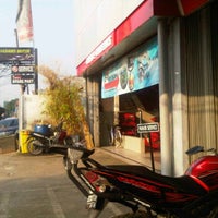 Photo taken at Dealer Yamaha Fanams Motor by dektio N. on 7/7/2012