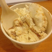 Foto tomada en Skoops Ice Cream and More  por Kevin P. el 7/14/2012