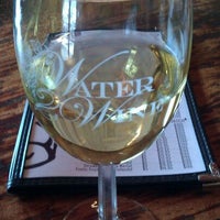 Foto tomada en InVINtions, A Creative Winery  por Elysse M. el 4/20/2012