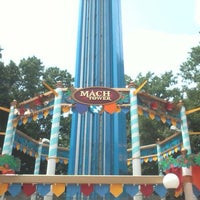 Das Foto wurde bei Mäch Tower - Busch Gardens von James H. am 6/22/2012 aufgenommen