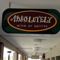 Foto tirada no(a) Absolutely Wine or Spirits por Perri W. em 3/29/2012