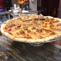 Foto tirada no(a) Panzano Pizzeria por Yadira E. em 5/16/2012