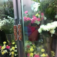Photo taken at ร้านดอกไม้เดียร์เรส by Chaonai P. on 6/14/2012