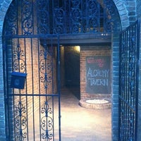 Foto tomada en Alchemy Tavern  por Stacy W. el 3/8/2012